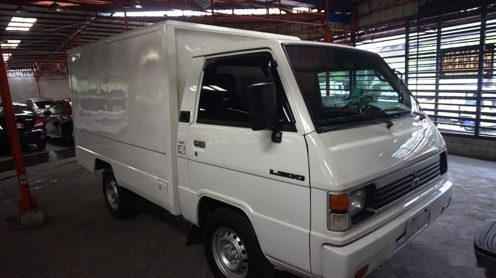 Selling White Mitsubishi L300 2007 in Manila