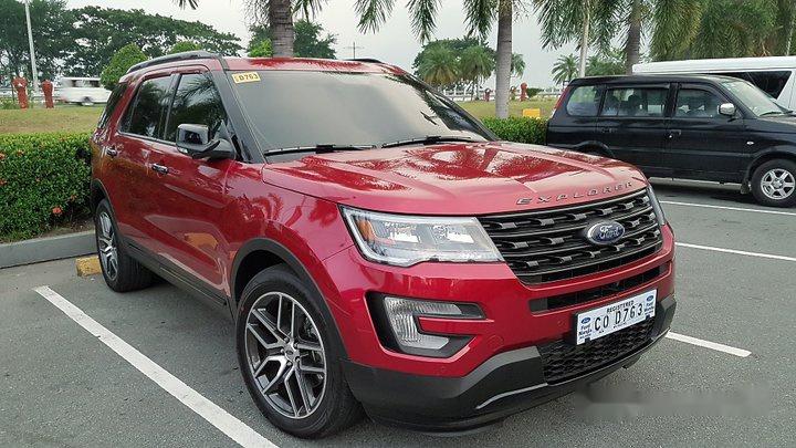 Selling Red Ford Explorer 2017 at 8000 km