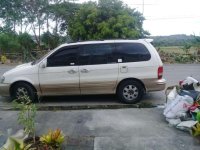 Kia Sedona 2002 white and gold FOR SALE