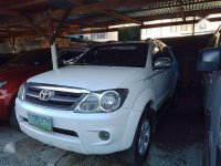 SELLING TOYOTA Fortuner white 2006