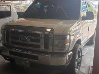 2010 Ford E150 All power 3 rows captain seats