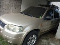 Selling 2nd Hand Ford Escape 2004 in Carmona