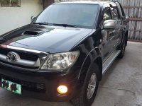 Selling Black Toyota Hilux 2010 at 85000 km 