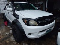 White Toyota Hilux 2005 for sale in Quezon City
