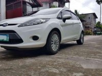 White Ford Fiesta 2013 at 86000 km for sale 