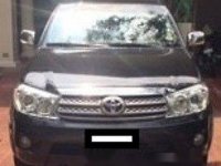 Selling Black Toyota Fortuner 2011 in Makati