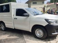 White Toyota Hilux 2016 at 32000 km for sale