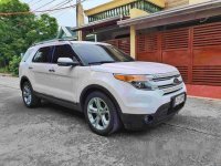 Selling White Ford Explorer 2014 at 40365 km 