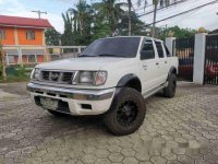 Selling White Nissan Frontier 2000 at 100000 km