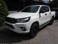 Selling White Toyota Hilux 2016 Pickup Truck in Manila