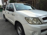 White Toyota Hilux 2010 for sale in Quezon City