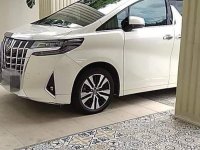 White Toyota Alphard for sale in Manila