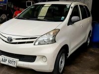 Selling White Toyota Avanza in Makati