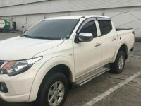 Selling Pearl White Mitsubishi Strada in Cainta