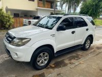 Selling White Toyota Fortuner 2005 in Makati