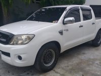 Selling Pearl White Toyota Hilux in Parañaque