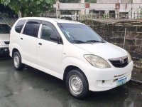 Selling White Toyota Avanza 2010 in Quezon