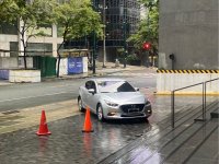 Selling White Mazda 3 2017 in Manila