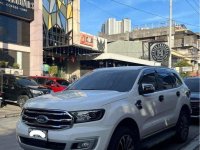 Selling White Ford Everest 2020 in Manila