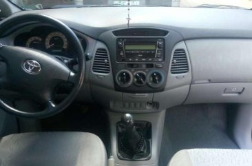 Toyota Innova E 2010 MT Beige SUV For Sale 