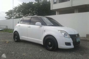 Suzuki Swift 2008 AT White HB For Sale 