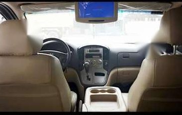 2009 HYUNDAI Grand Starex gold FOR SALE