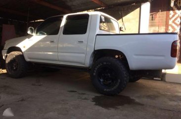 Fresh Toyota Hilux 2003 2.4 2.0 White For Sale 