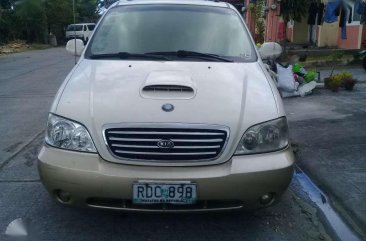 Kia Sedona 2002 white and gold FOR SALE