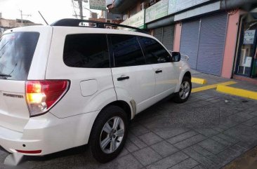 Subaru Forester 2.0 white model 2011 FOR SALE