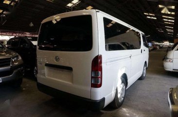 2015 Toyota Hiace Commuter Diesel Manual Transmission (2 of 2)