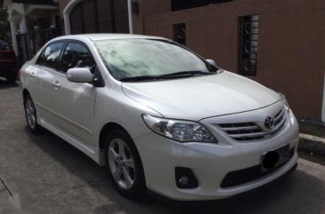 Toyota Altis 2011 1.6 V variant, pearl white.