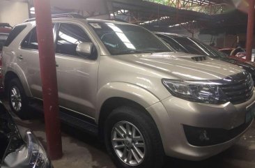 2014 TOYOTA Fortuner 25 G 4x2 Autoamtic Silky Gold