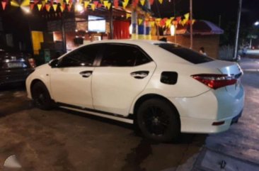 Toyota Altis 1.6V AT.pearlwhite 2015