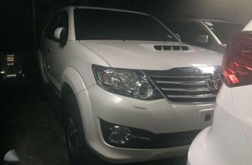 2016 TOYOTA Fortuner 25 V 4x2 Autoamtic White Pearl