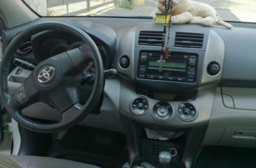 Toyota Rav4. Model 2010. Color pearl white