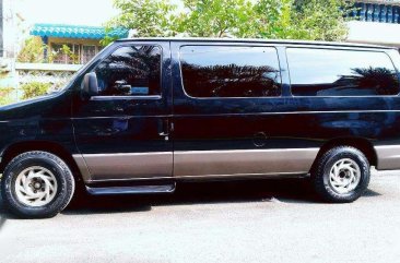 2003 Ford E150 Chateau Looks fresh in and out