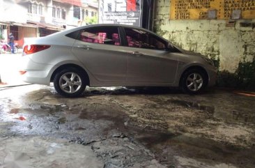 SELLING HYUNDAI Accent 2011
