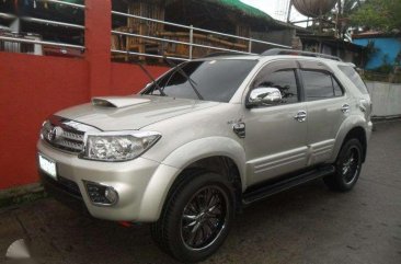 SELLING Toyota Fortuner v top of the line 2011