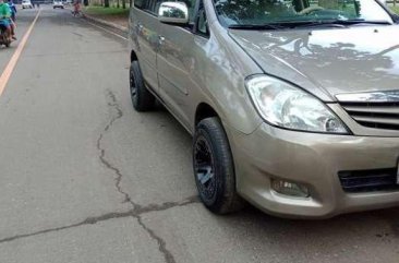 SELLING TOYOTA Innova G 2010