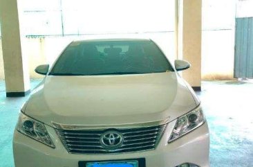 Toyota Camry 2012 2.5V Pearl White Low Mileage