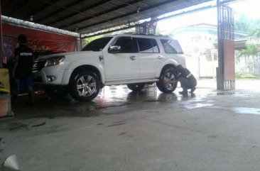 2010 White Ford Everest! MANUAL TRANSMISSION