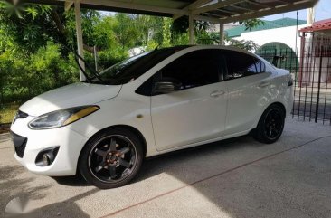 Mazda 2 2010 15 AT White Sedan for sale