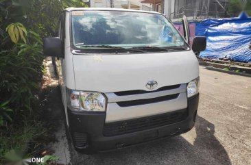 2017 Toyota Hiace 3.0 commuter diesel manual white