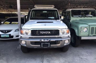 Toyota Land Cruiser 76 v8 LX10 special for sael