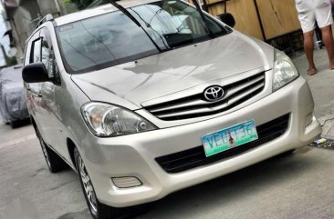 SELLING TOYOTA Innova E 2011 manual diesel