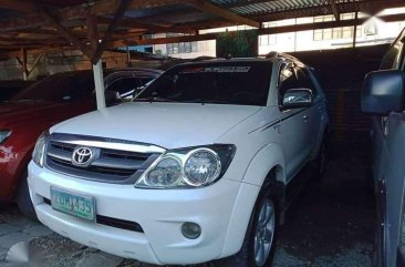 SELLING TOYOTA Fortuner white 2006