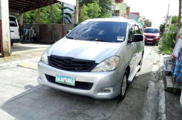 Selling Toyota Innova J 2010 model