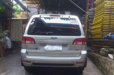 Selling first owned Ford Escape XLT model 2010 AT