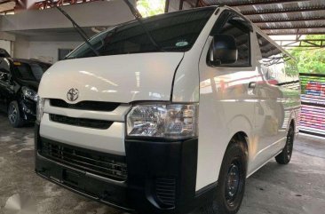 TOYOTA 2017 Hiace Commuter 3000L Manual White