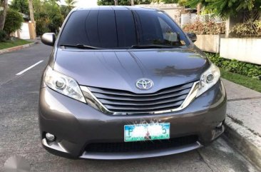 Toyota Sienna 2011 XLE AT Captain Seats Top Line